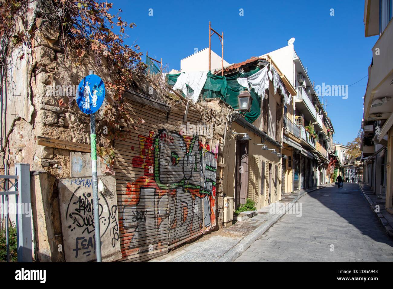 Atene, Grecia. 5 Dicembre 2020. Negozi chiusi in via Adrianou vuota, centro città, Plaka, blocco pandemico Coronavirus Foto Stock