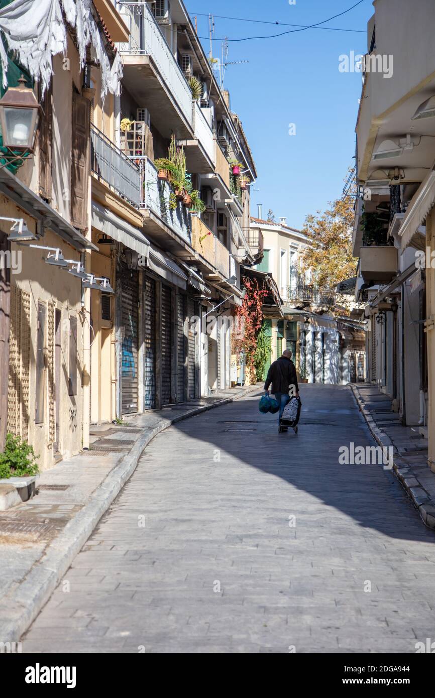 Atene, Grecia. 5 Dicembre 2020. Negozi chiusi in via Adrianou vuota, centro città, Plaka, blocco pandemico Coronavirus Foto Stock