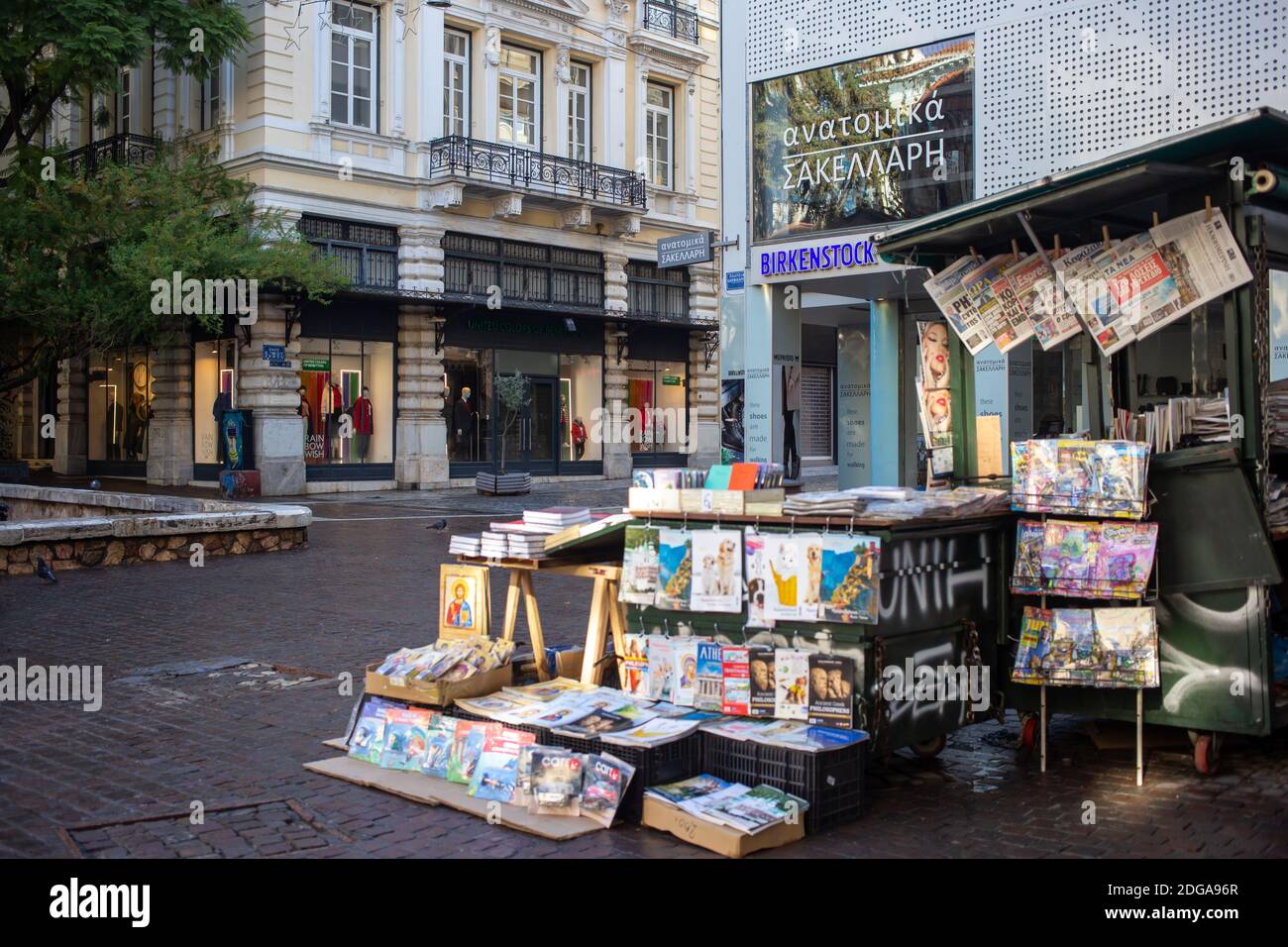 Centro di Atene, Grecia. 5 Dicembre 2020. Bancarella di libri all'aperto in via Ermou, piazza Kapnikareas, giorno d'inverno. Blocco pandemico del coronavirus Foto Stock