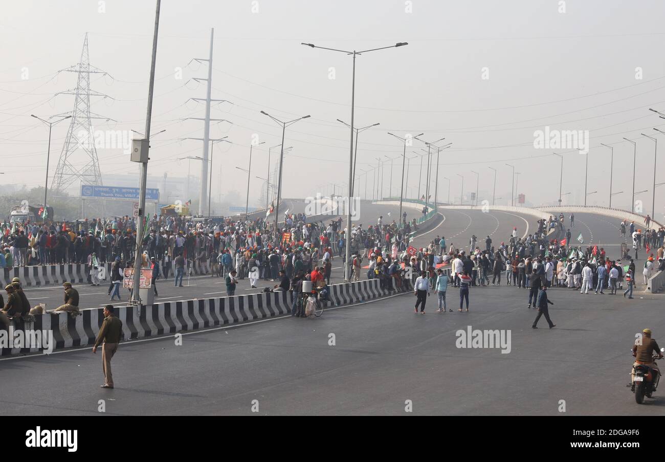 Nuova Delhi, Nuova Delhi, India. 8 Dic 2020. Gli agricoltori hanno bloccato l'autostrada nazionale al confine di Delhi-Gazipur. Centinaia di agricoltori hanno bloccato un’autostrada durante la loro protesta nazionale contro le bollette agricole recentemente approvate al confine con Delhi-Utttar Pradesh a Nuova Delhi l’8 dicembre 2020. Credit: Vijay Pandey/ZUMA Wire/Alamy Live News Foto Stock