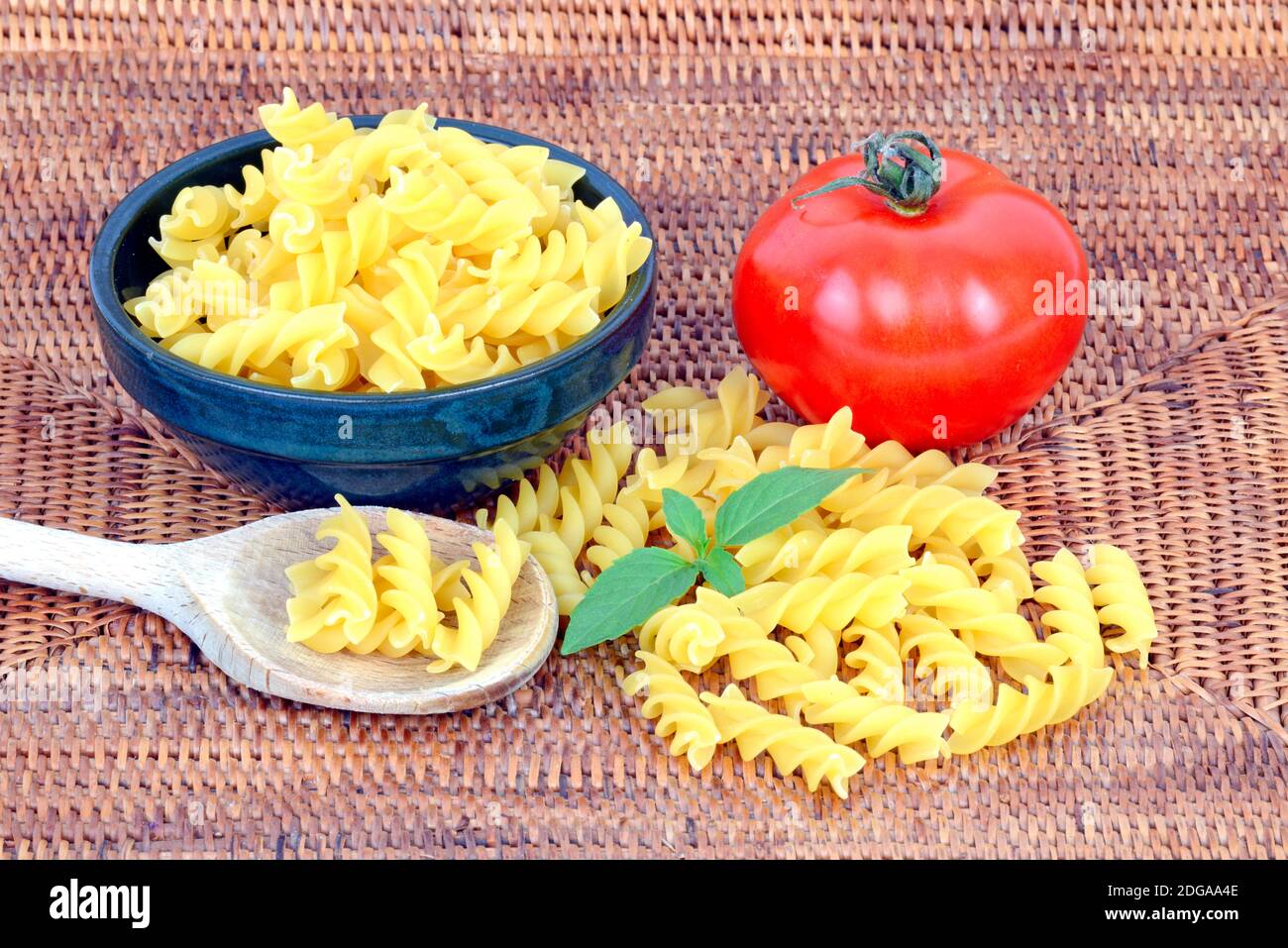 Italienische Pasta, Fusilli, Teigwaren, Nudeln, Tomate, Basilikum Foto Stock