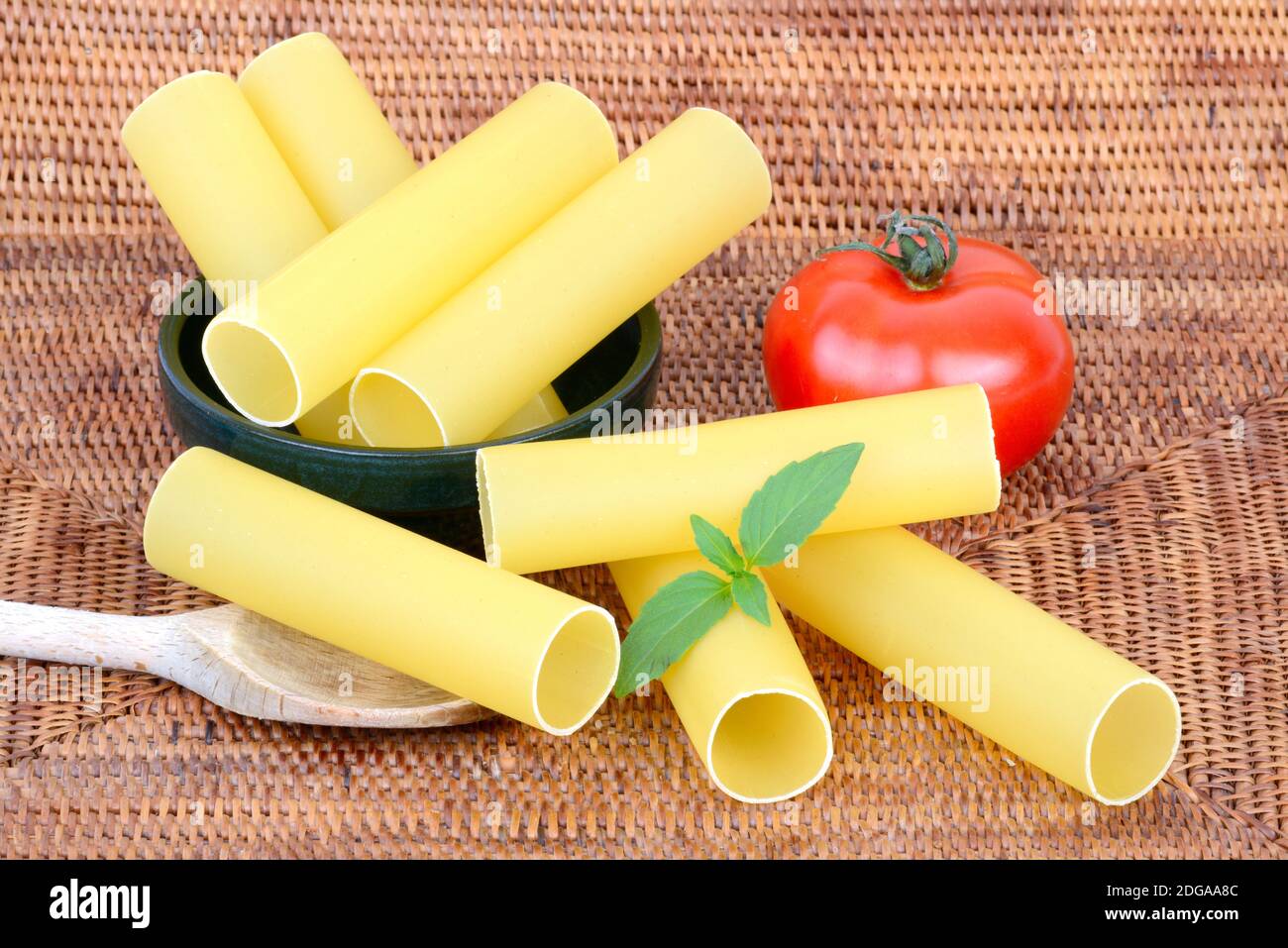 Italienische Pasta, Cannelloni , Teigwaren , Nudeln, Tomate, Basilikum Foto Stock