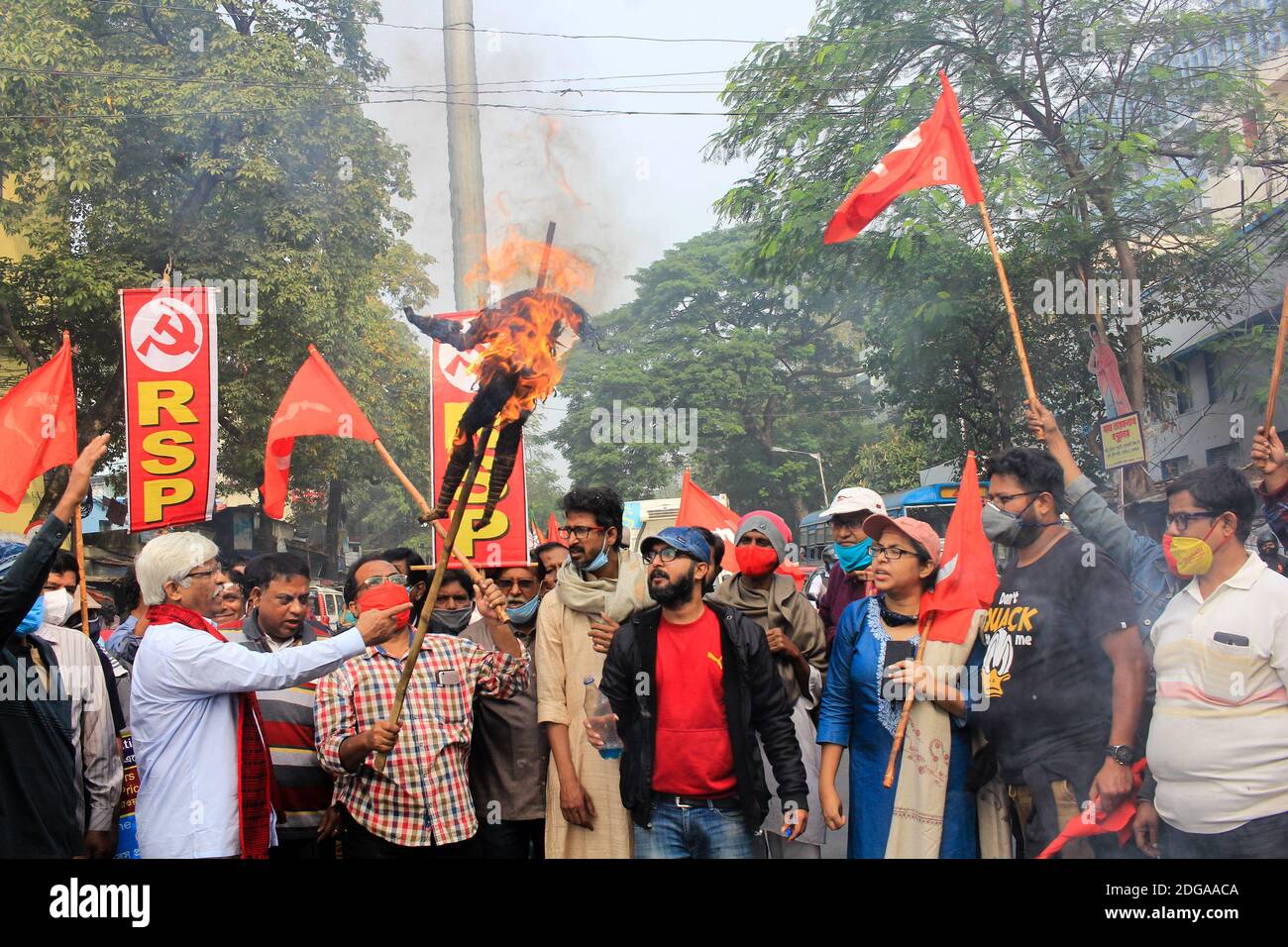 Kolkata, India. 8 dicembre 2020. I partiti di sinistra hanno organizzato raduni di protesta a sostegno di Bharat Bandh e gli agricoltori protestano contro le leggi agricole del governo centrale a Kolkata, in India, l'8 dicembre 2020. (Foto di Snehasish Bodhak/Pacific Press/Sipa USA) Credit: Sipa USA/Alamy Live News Foto Stock