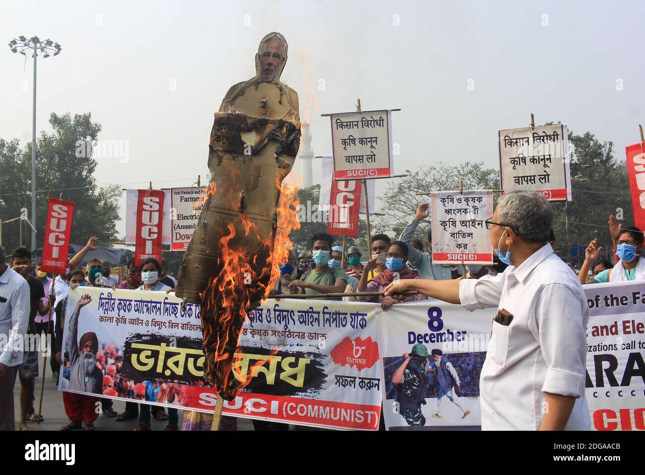 Kolkata, India. 8 dicembre 2020. I partiti di sinistra hanno organizzato raduni di protesta a sostegno di Bharat Bandh e gli agricoltori protestano contro le leggi agricole del governo centrale a Kolkata, in India, l'8 dicembre 2020. (Foto di Snehasish Bodhak/Pacific Press/Sipa USA) Credit: Sipa USA/Alamy Live News Foto Stock