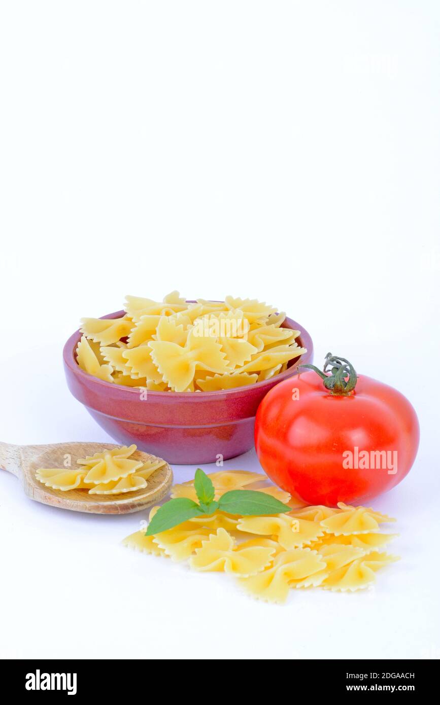 Pasta, Farfalle, Teigwaren , Nudeln, Tomate, Basilikum Foto Stock