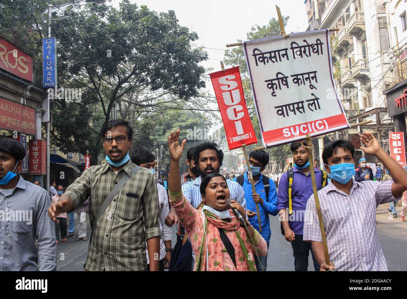 Kolkata, India. 8 dicembre 2020. I partiti di sinistra hanno organizzato raduni di protesta a sostegno di Bharat Bandh e gli agricoltori protestano contro le leggi agricole del governo centrale a Kolkata, in India, l'8 dicembre 2020. (Foto di Snehasish Bodhak/Pacific Press/Sipa USA) Credit: Sipa USA/Alamy Live News Foto Stock
