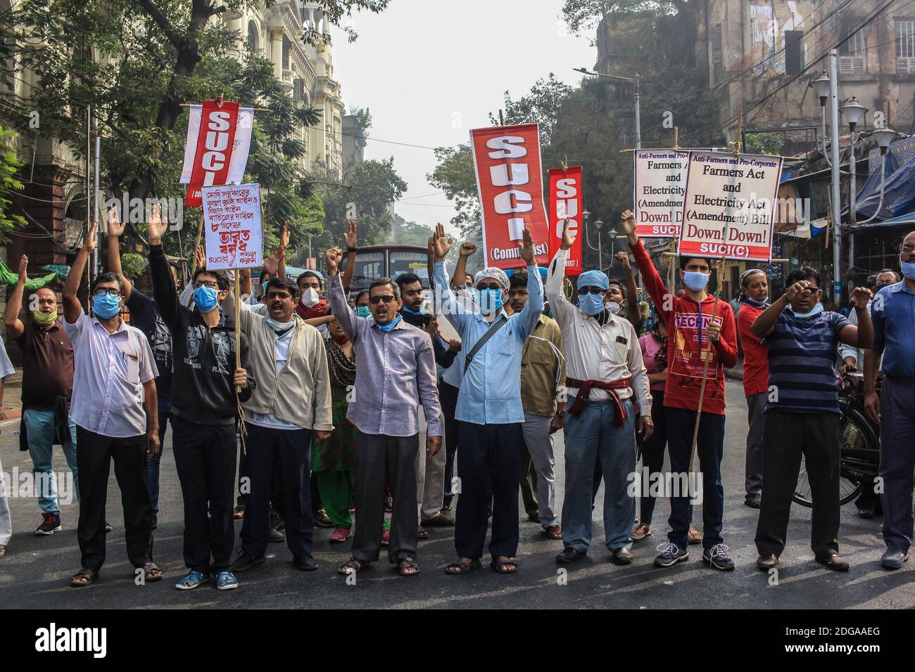 Kolkata, India. 8 dicembre 2020. I partiti di sinistra hanno organizzato raduni di protesta a sostegno di Bharat Bandh e gli agricoltori protestano contro le leggi agricole del governo centrale a Kolkata, in India, l'8 dicembre 2020. (Foto di Snehasish Bodhak/Pacific Press/Sipa USA) Credit: Sipa USA/Alamy Live News Foto Stock