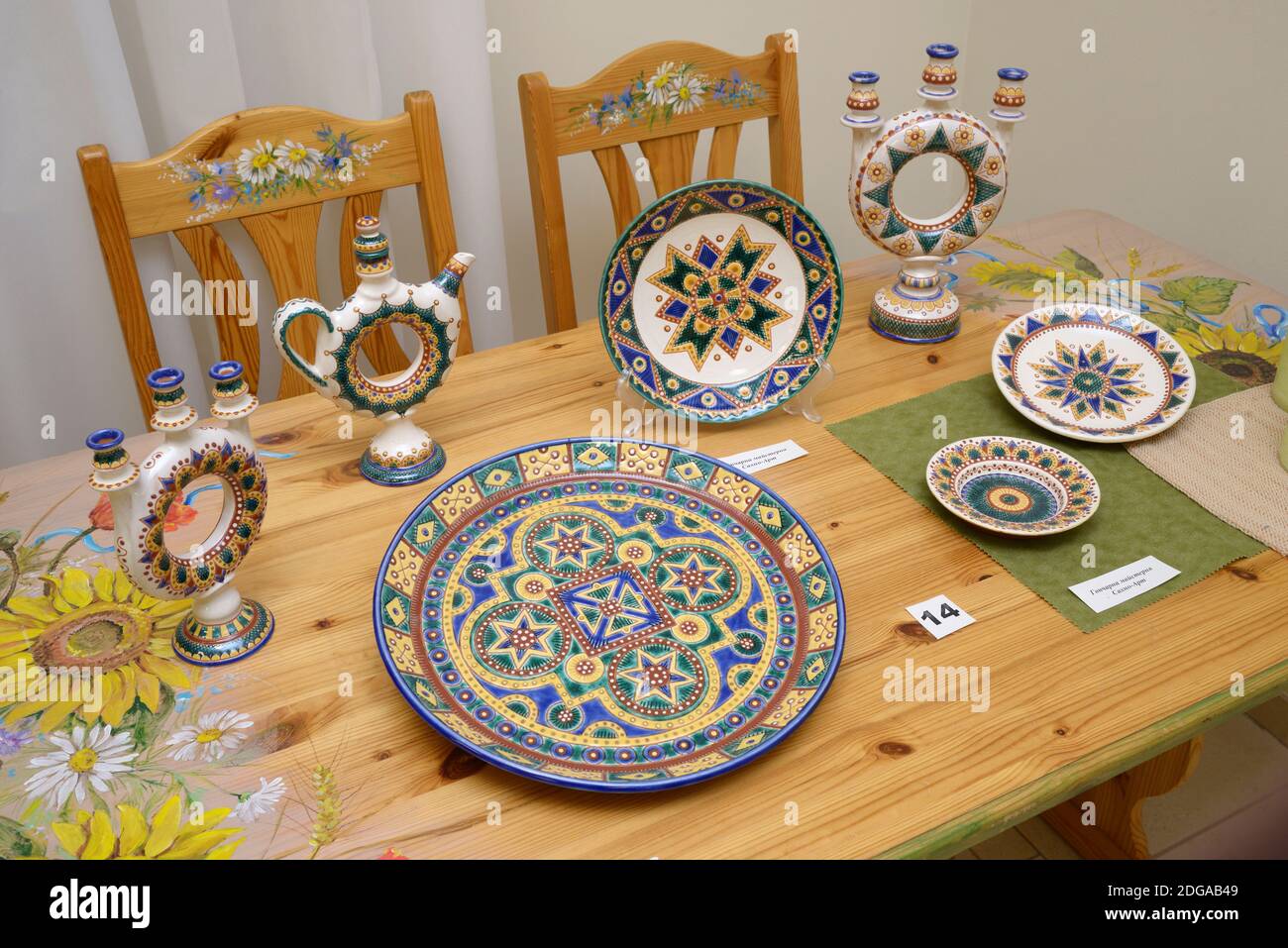 Stoviglie in stile tradizionale ucraino collocate su uno stand durante l'esposizione. Ucraino decorazioni natalizie fiera. 2 dicembre 2020. Kyiv, ucraino Foto Stock
