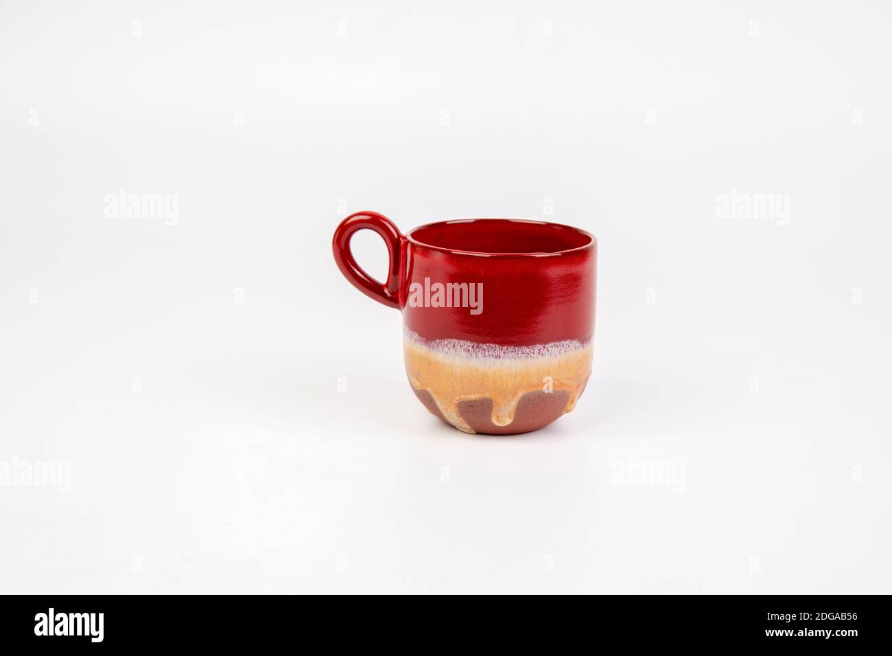 tazza di caffè in ceramica fatta a mano su sfondo bianco isolato Foto Stock