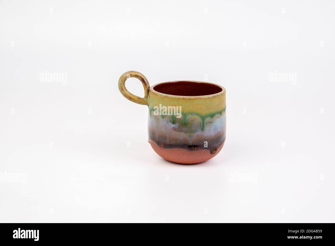 tazza di caffè in ceramica fatta a mano su sfondo bianco isolato Foto Stock