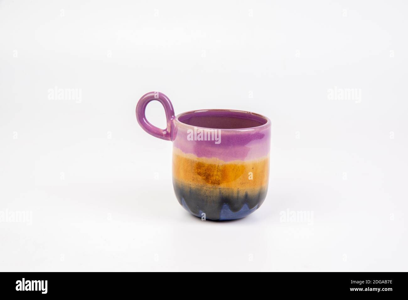 tazza di caffè in ceramica fatta a mano su sfondo bianco isolato Foto Stock