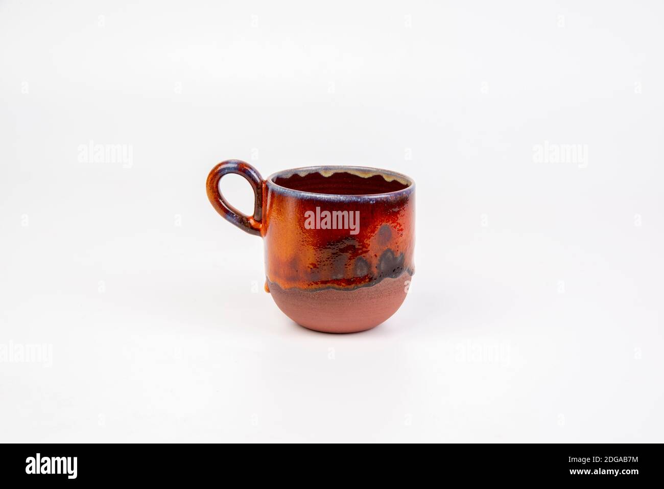 tazza di caffè in ceramica fatta a mano su sfondo bianco isolato Foto Stock