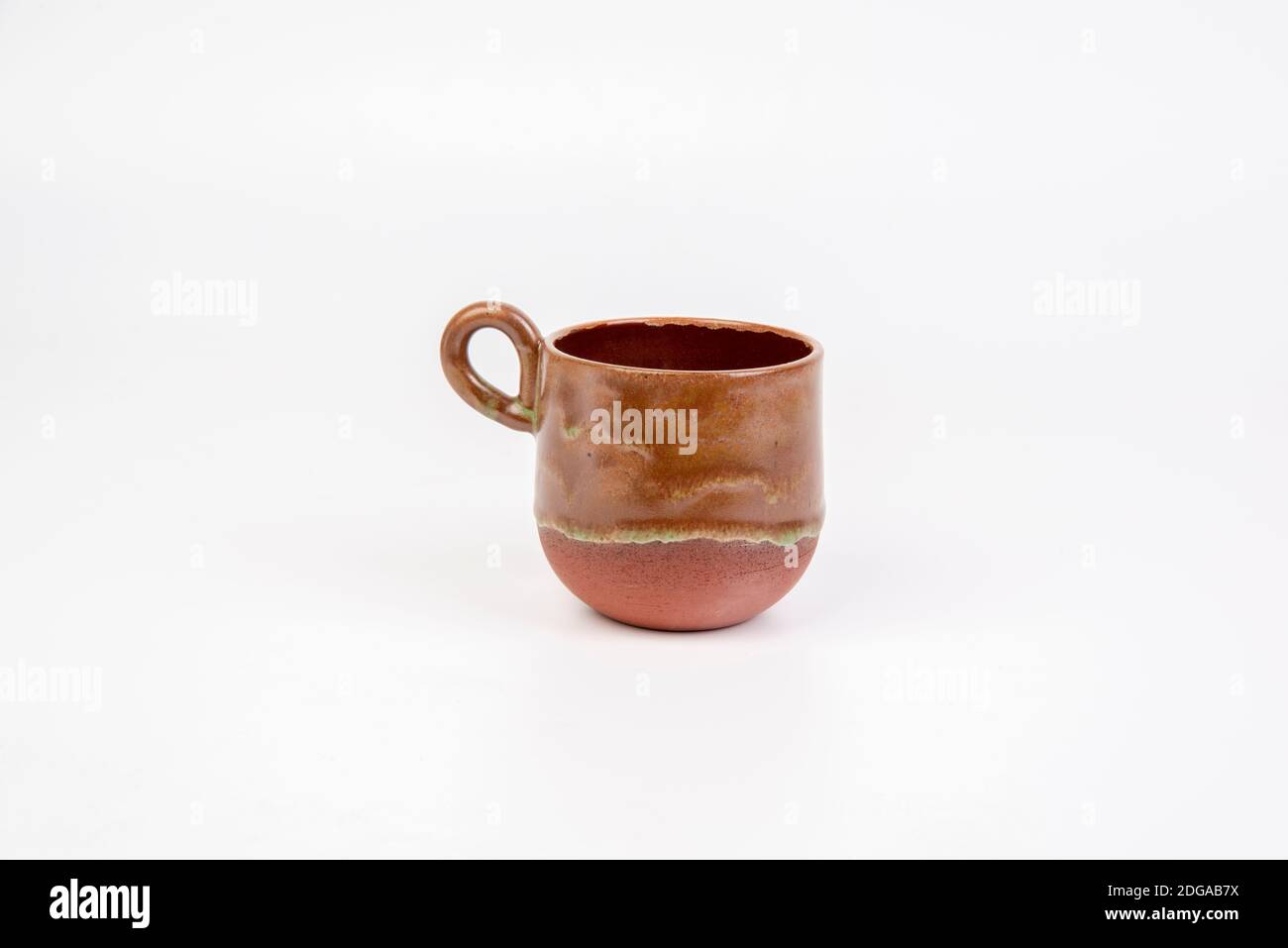 tazza di caffè in ceramica fatta a mano su sfondo bianco isolato Foto Stock