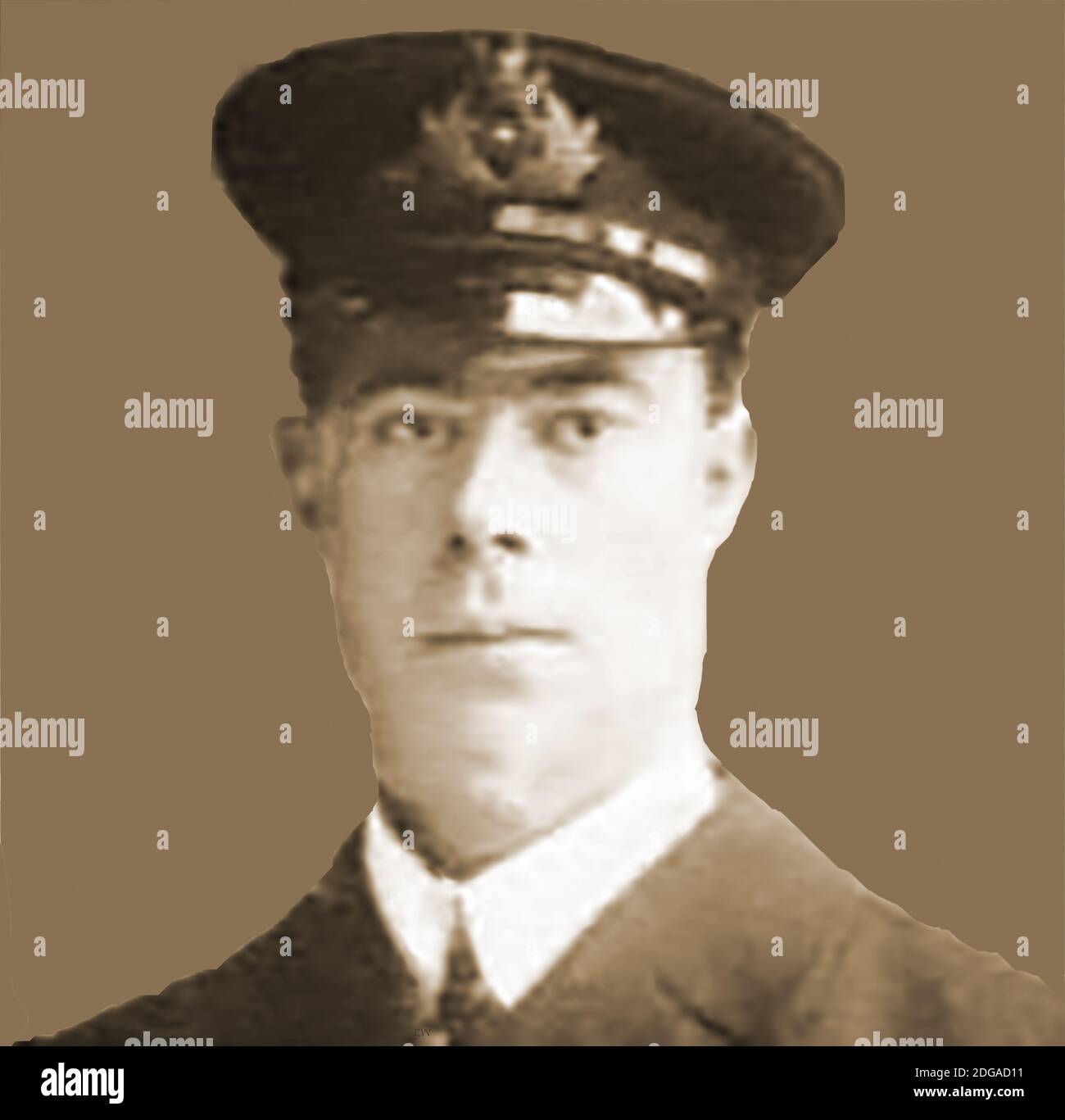 Un ritratto di H G Lowe, sopravvissuto al disastro del Titanic. Harold Godfrey Lowe RD, RNR (21 novembre 1882 – 12 maggio 1944), è stato un . Si addormentò nei suoi quartieri quando la nave colpì l'iceberg alle 11.40. Dopo l'evento come uno degli ufficiali assegnati alle imbarcazioni di salvataggio, organizzò molte delle barche in una flottiglia e le diresse lontano dalla nave affondamento; Ma si dice che sia tornato a raccogliere i sopravvissuti dopo che il Titanic era andato giù.è stato reso un comandante nella Royal Naval Reserve durante la prima guerra mondiale. Foto Stock
