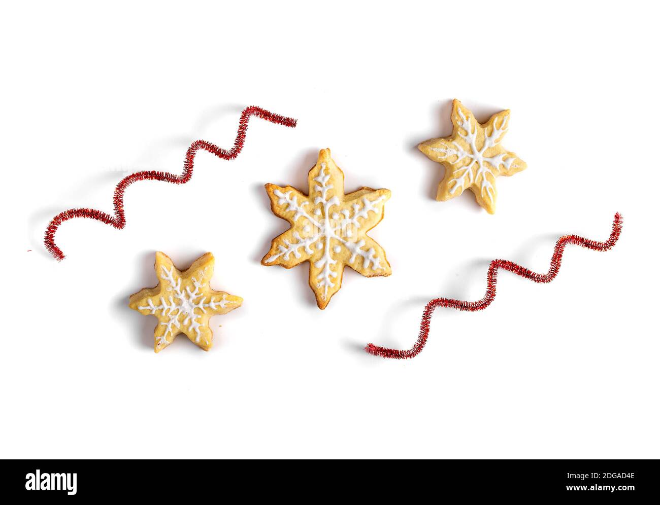 Composizione minimalistica di Capodanno e Natale con veri biscotti fatti a mano. Disposizione piatta. Vista dall'alto. Foto Stock