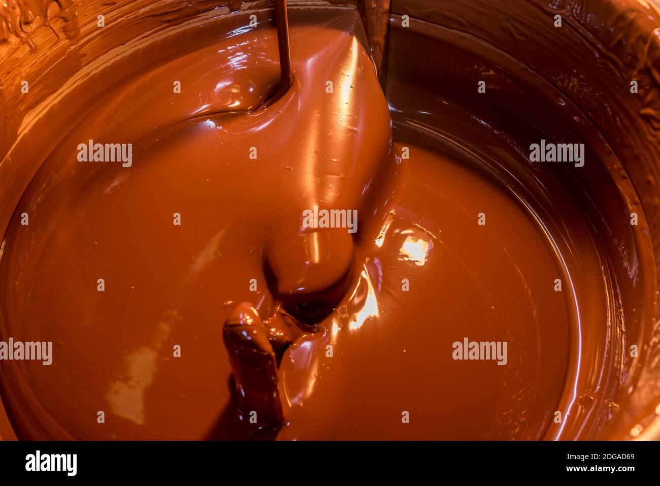 cioccolato fondente in macchina per temperare il cioccolato Foto Stock