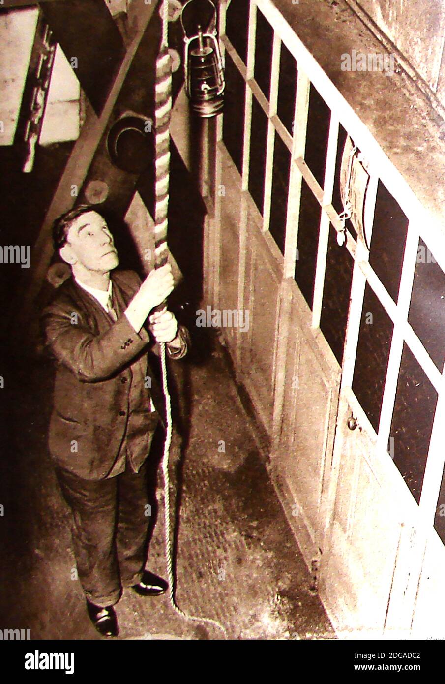 1936 gennaio - Tolling 'Great Tom' la campana principale alla Cattedrale di St Paul, Londra (per due ore) che segna la morte del Re Giorgio V d'Inghilterra, George Frederick Ernest Albert (1865 – 1936). Il grande Tom, è stato spostato dalla Cappella di Santo Stefano al Palazzo di Westminster ed è stato rifuso parecchie volte.è stato wrung anche sulla morte della regina Elisabetta, la madre della regina, in 2002. La storia ci dice che mentre il Gran Tom veniva trasportato a San Paolo il giorno di Capodanno, 1699, cadde dalla sua carrozza vicino a Temple Bar, e fu spezzato, dando così il nome a Bell Yard . Foto Stock