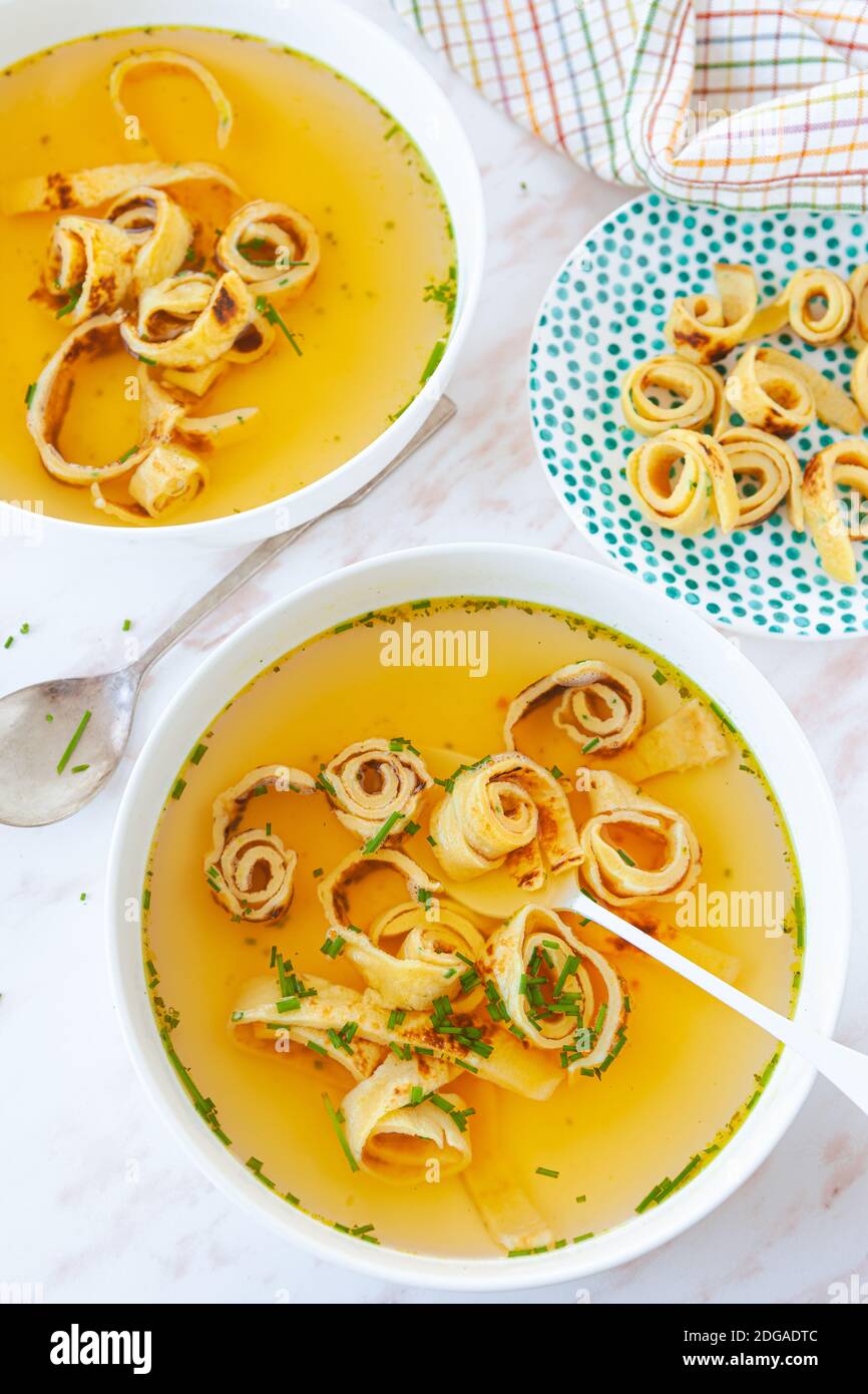 Tipica zuppa di pancake tedesca con erba cipollina fresca Foto Stock