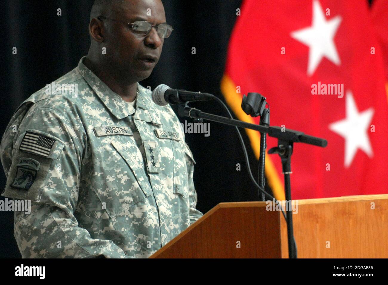 Il generale dell'esercito degli Stati Uniti Lloyd J. Austin III, comandante del corpo multinazionale iracheno, consegna il discorso di apertura alla cerimonia di memoria del 9/11 al Palazzo al FAW il 11 settembre 2008 a Baghdad, Iraq. Foto Stock