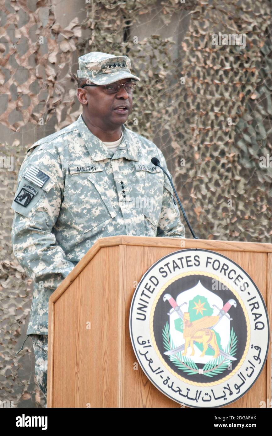 Il generale Lloyd J. Austin III, comandante generale, Multi-National Corps Iraq, si rivolge ai membri del servizio durante una cerimonia di incoronazione della bandiera che ha segnato la fine dell'operazione New Dawn e la guerra in Iraq 8 maggio 2010 a Baghdad, Iraq. Foto Stock