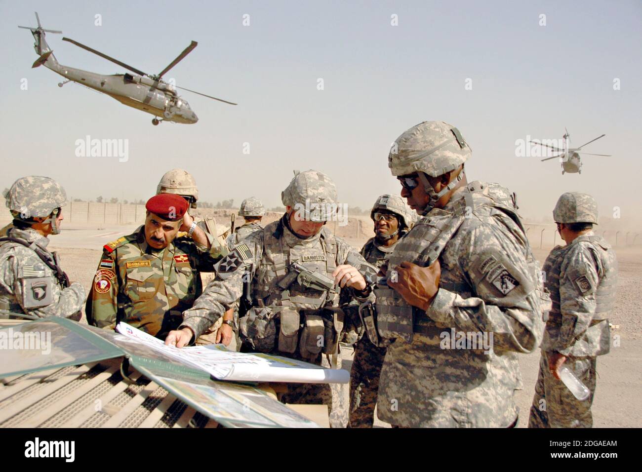 Il generale Lloyd J. Austin III, a destra, comandante del XVIII corpo di trasporto aereo, parla con il Coll. Jeffrey L. Banister, centro, e la brig irachena. Il Gen. Abdulah, partito, durante un incontro sul campo 11 settembre 2007 fuori Baghdad, Iraq. Foto Stock