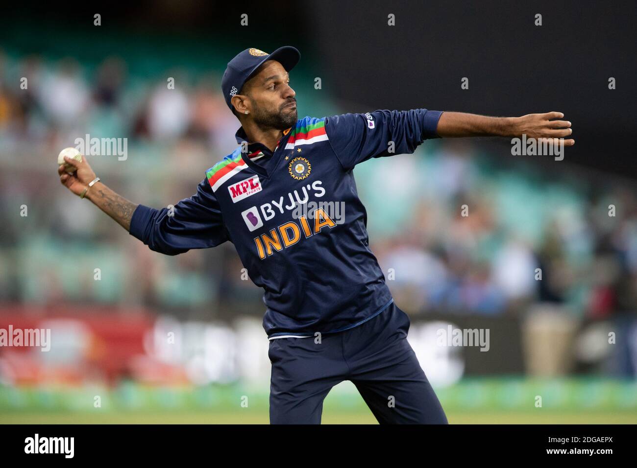 Sydney, Australia. 8 dicembre 2020. Shikhar Dhawan of India Fields durante la terza partita della Dettol ODI T20I Series tra Australia e India al Sydney Cricket Ground, Sydney, Australia, l'8 dicembre 2020. Foto di Peter Dovgan. Solo per uso editoriale, è richiesta una licenza per uso commerciale. Nessun utilizzo nelle scommesse, nei giochi o nelle pubblicazioni di un singolo club/campionato/giocatore. Credit: UK Sports Pics Ltd/Alamy Live News Foto Stock