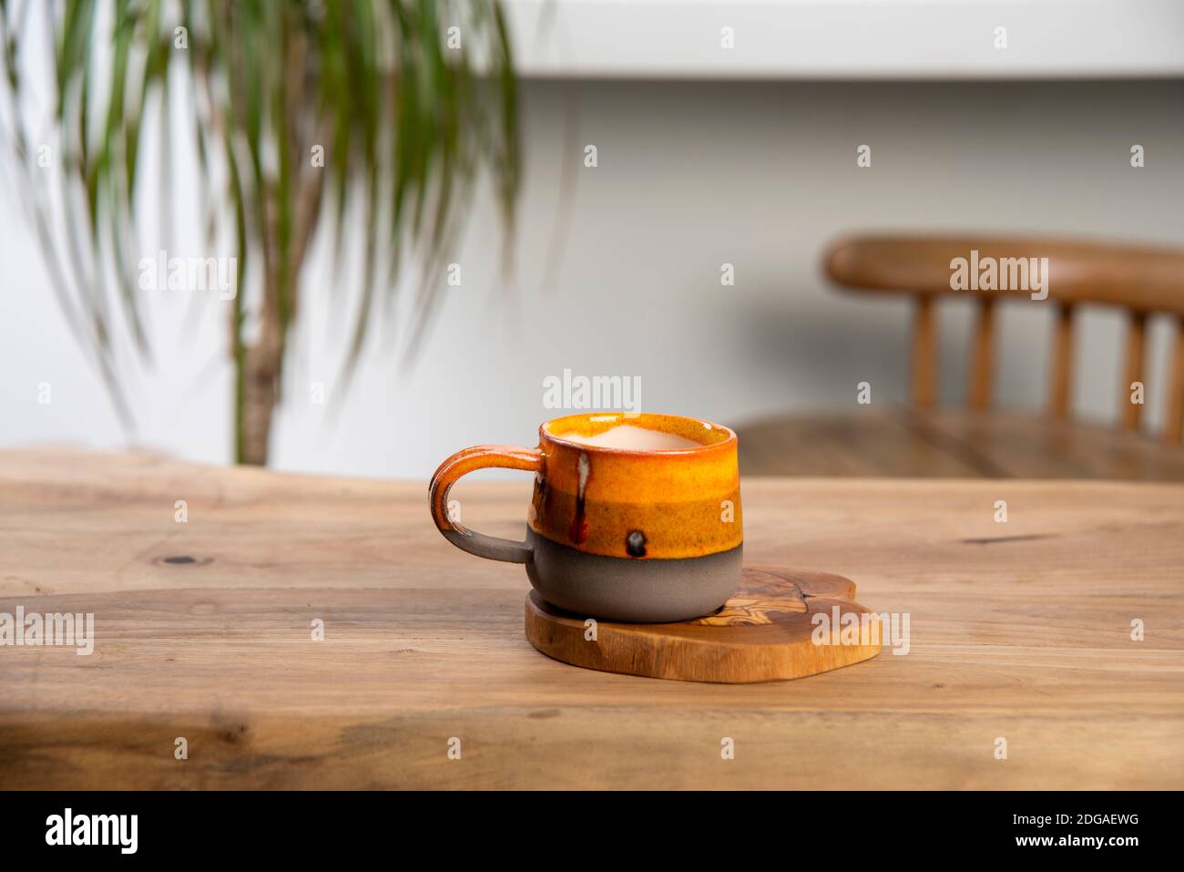 Tazza di caffè turco in ceramica sul tavolo di legno Foto Stock