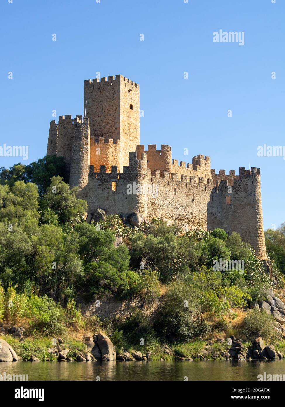 Castello di Almorol in cima all'isola rocciosa del fiume Tago Foto Stock