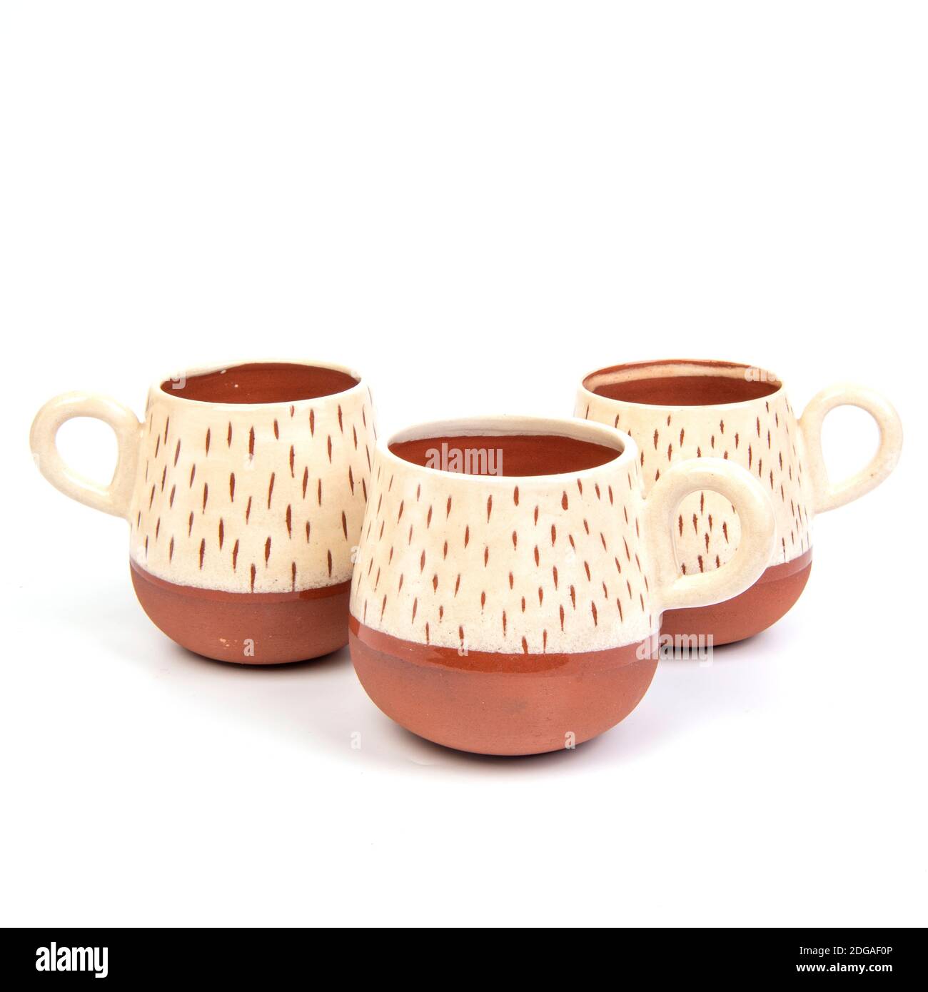 tazza di caffè in ceramica fatta a mano su sfondo bianco isolato Foto Stock