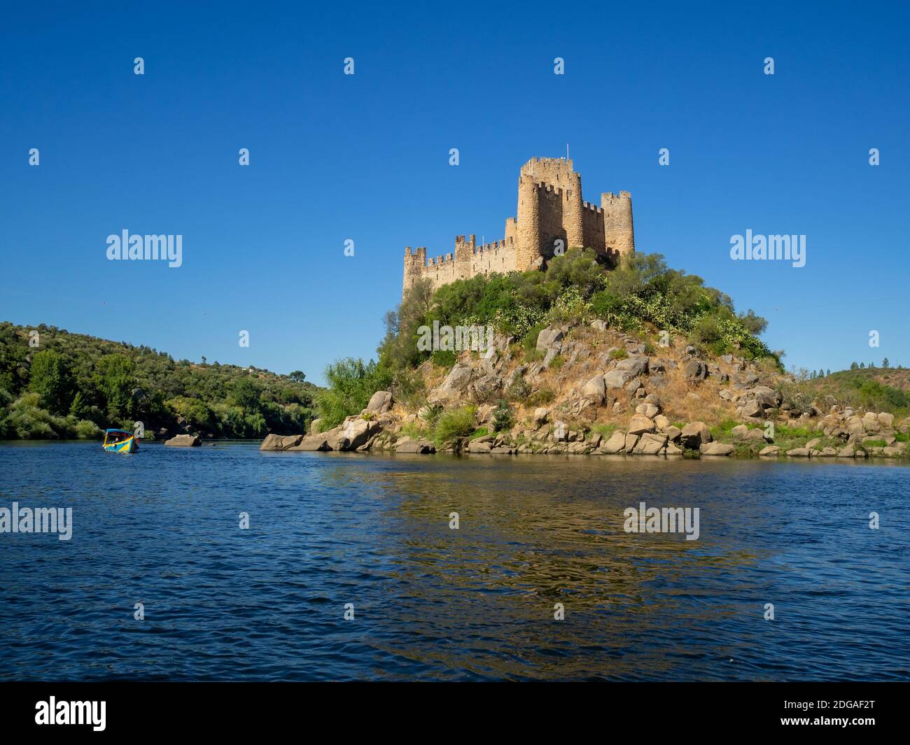 Castello di Almorol in cima all'isola di roccia nel mezzo di Fiume Tago Foto Stock