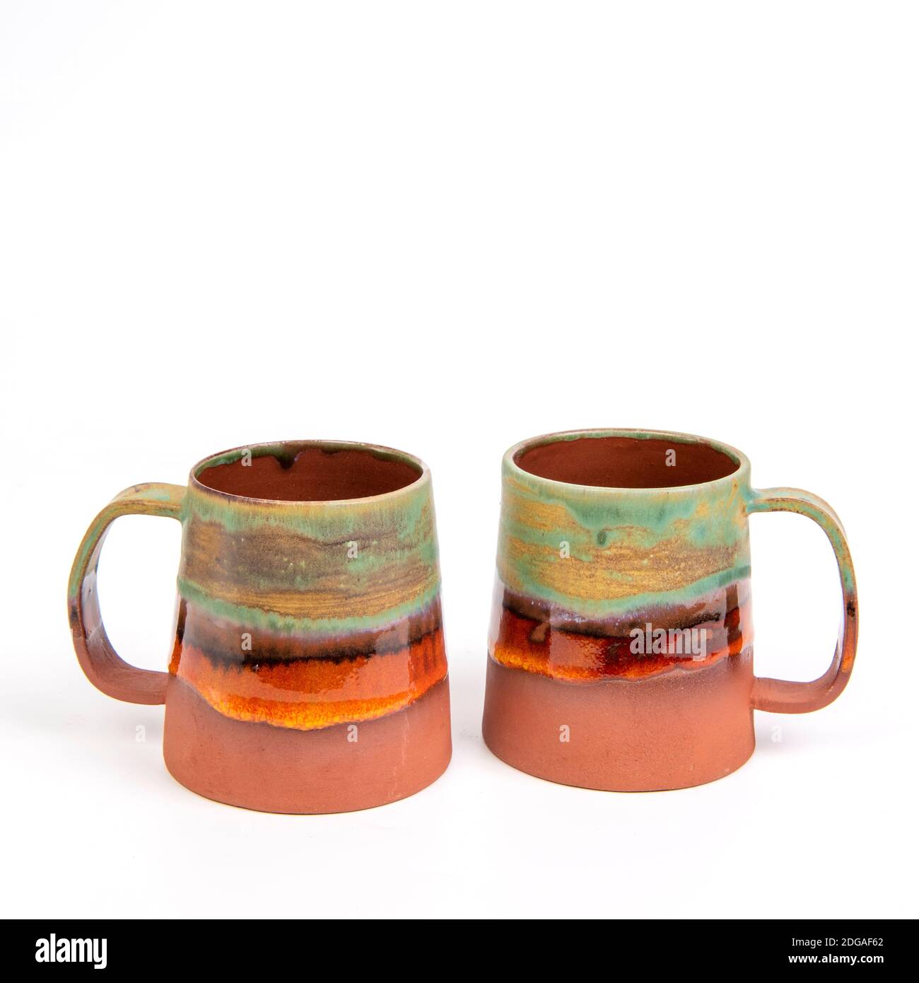 tazze da caffè in ceramica fatte a mano su sfondo bianco isolate Foto Stock