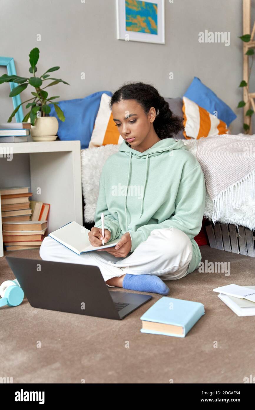 Misto corsa teen ragazza studente virtuale remoto apprendimento online utilizzando il laptop. Foto Stock