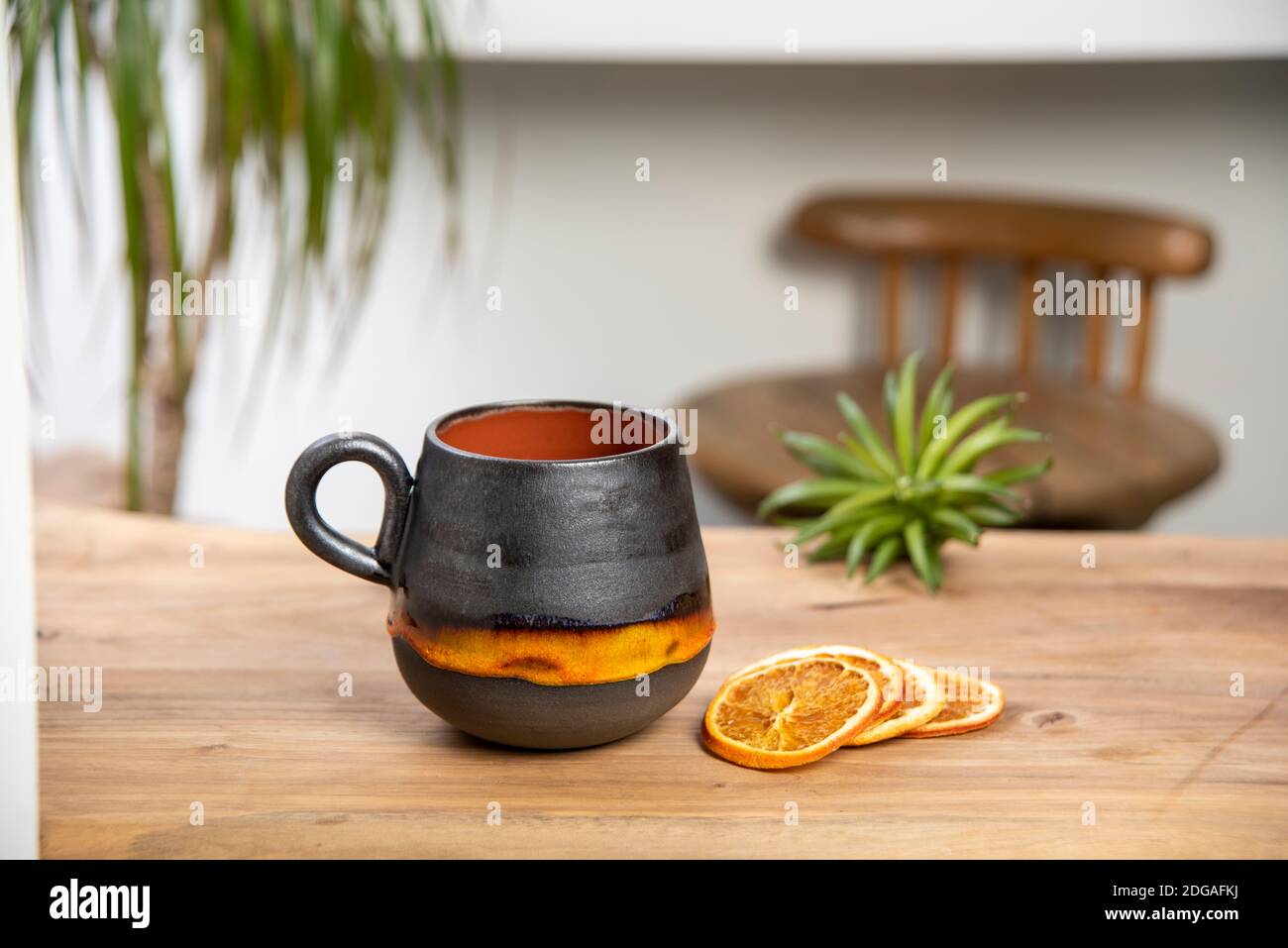 tazza di caffè in ceramica su tavolo di legno Foto Stock