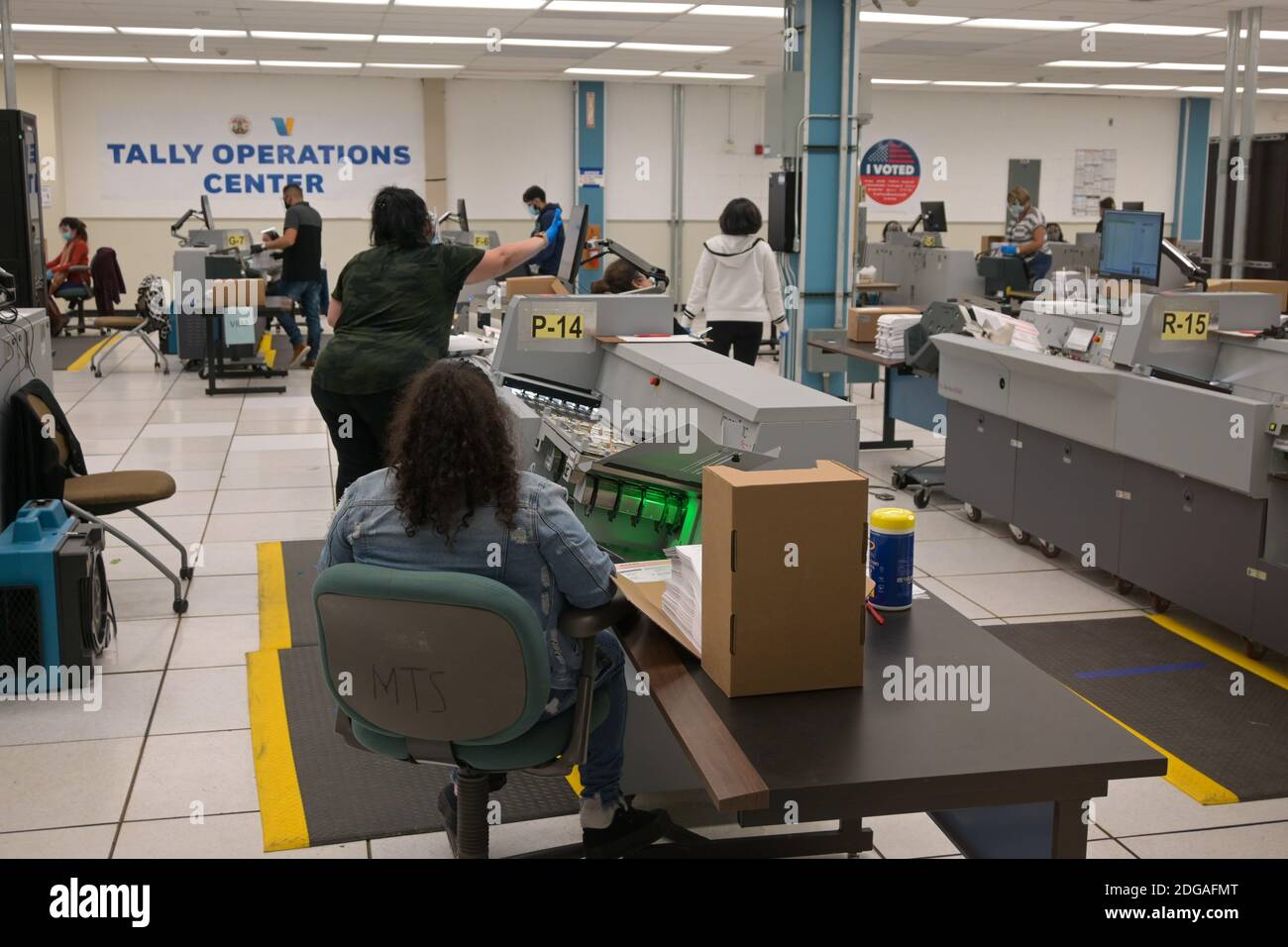 I lavoratori continuano a contare i voti due giorni dopo l'elezione al centro operativo della contea di Los Angeles, all'interno della contea regionale di Los Angeles Foto Stock