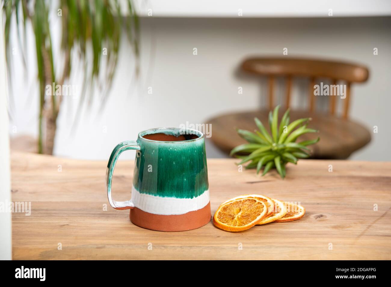 tazza di caffè in ceramica su tavolo di legno Foto Stock