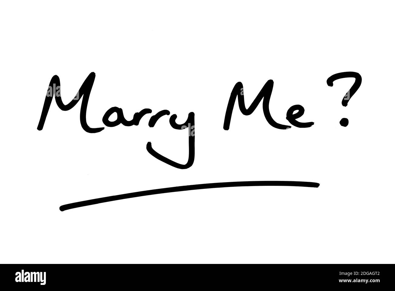 Sposami? scritto a mano su sfondo bianco. Foto Stock