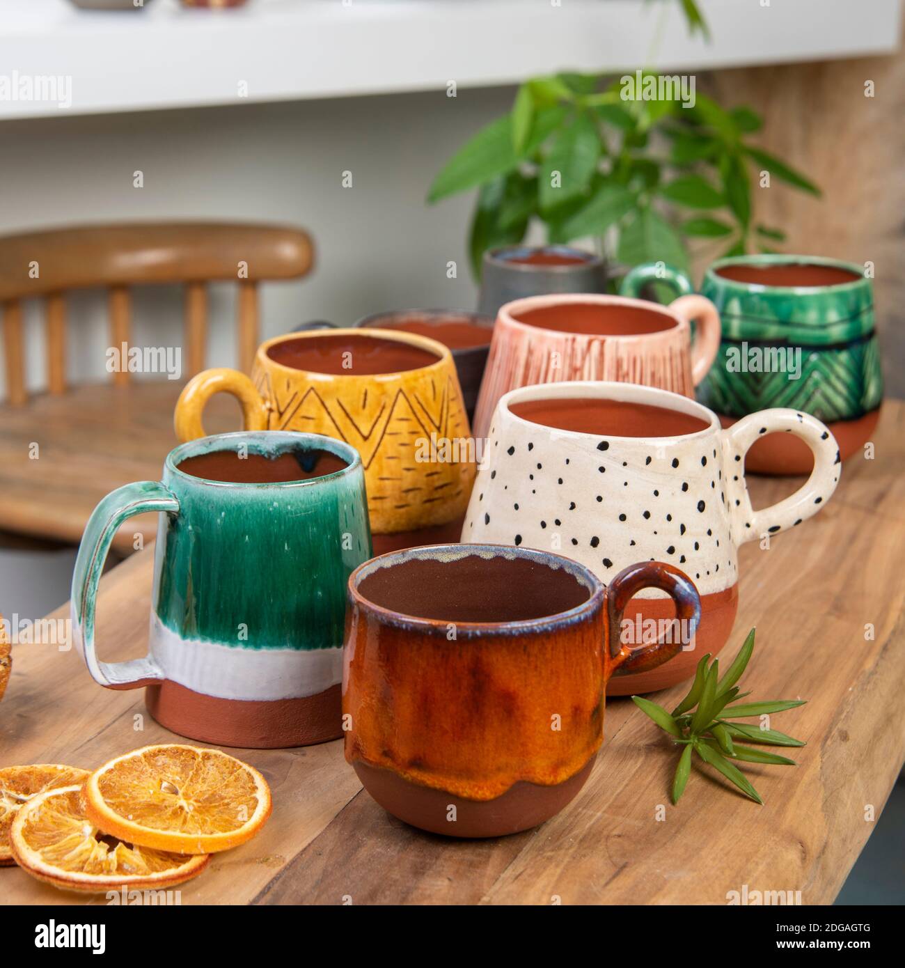 tazze da caffè in ceramica su tavolo di legno Foto Stock