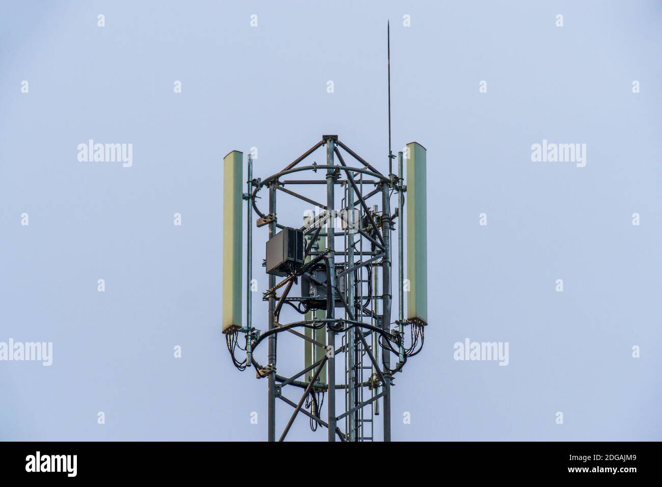 Torre per telecomunicazioni di cellulari 4G e 5G con trasmettitore antenna Foto Stock