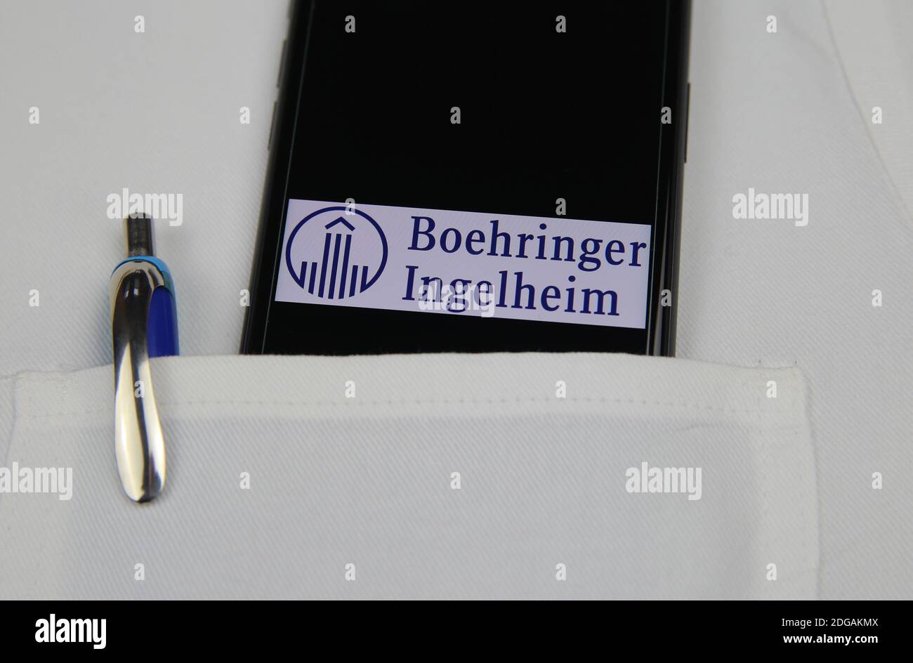 Viersen, Germania - 9 aprile. 2020: Primo piano dello schermo del telefono cellulare con la scritta del logo della società farmaceutica Boehringer Ingelheim in tasca di whit Foto Stock
