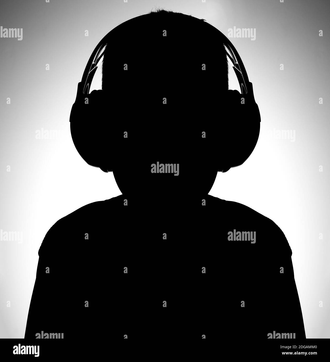 Silhouette nera e bianca del ragazzo con cuffie in ascolto musica Foto Stock