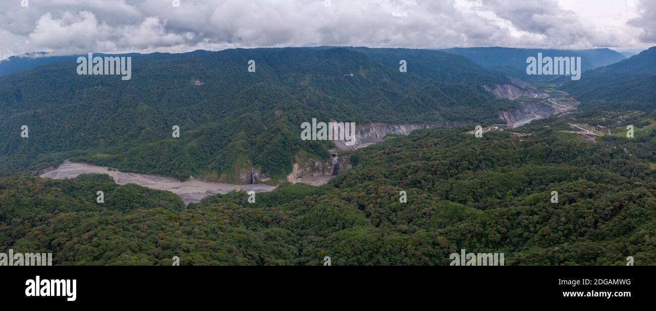 Vista aerea panoramica sulla gola del Rio Coca in Amazzonia Ecuador nell'agosto 2020. E 'stato rapidamente erodendo dal San Rafael Waterfall collap Foto Stock