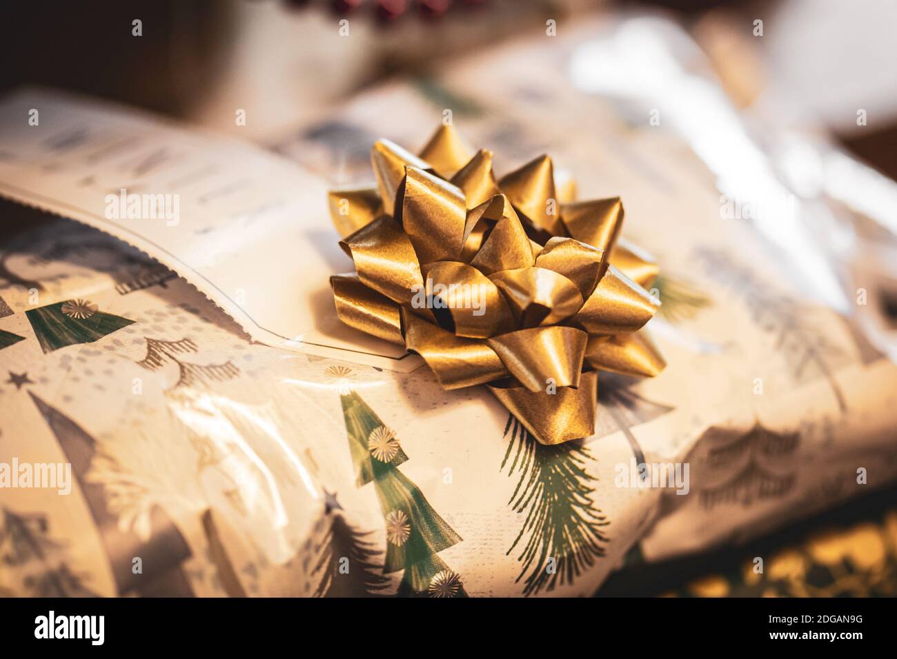 Un fiocco di nastro su un regalo di Natale con il fuoco sulla prua Foto Stock