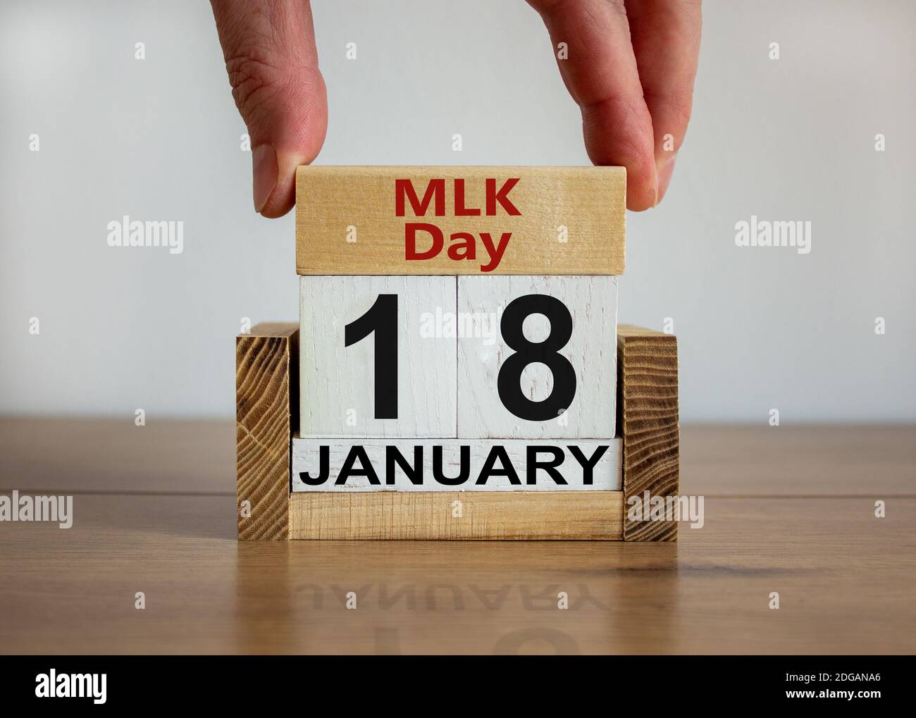 Martin Luther King Day. Blocco di legno con le parole 'MLK Day' su cubetti con la data di gennaio 18. Bel tavolo in legno, sfondo bianco, copia Foto Stock