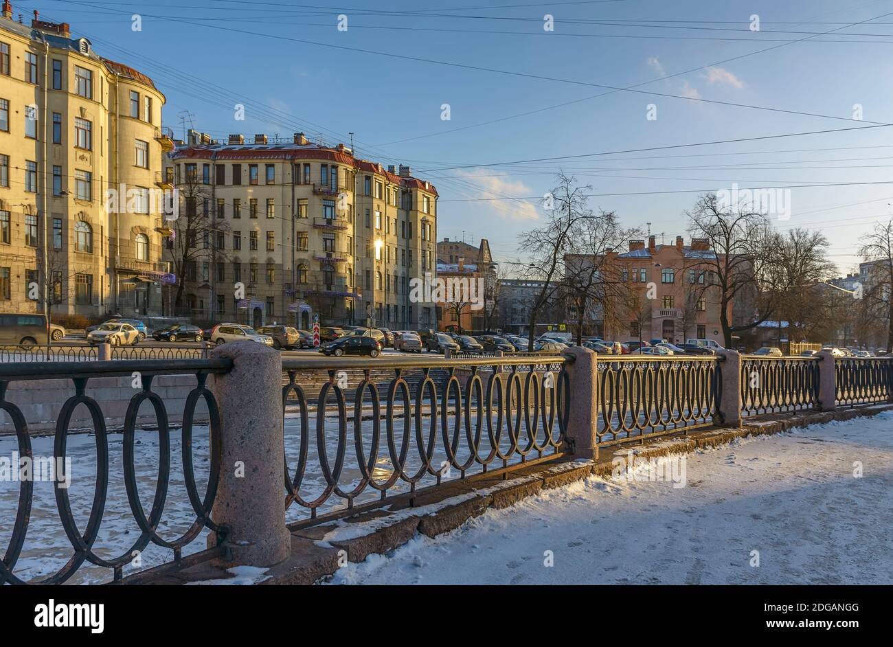 Passeggiata in inverno soleggiato ma freddo San Pietroburgo. Foto Stock