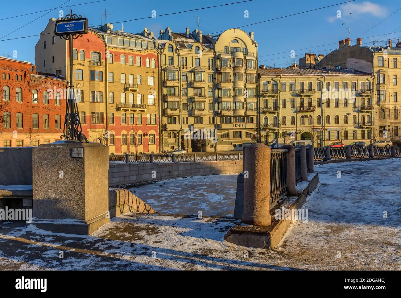 Passeggiata in inverno soleggiato ma freddo San Pietroburgo. Foto Stock