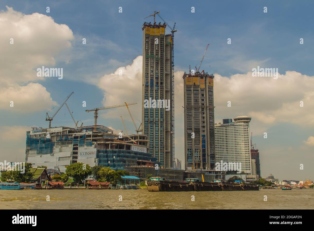 Bangkok, Thailandia - 29 novembre 2017: In costruzione del progetto ICONSIAM, un futuro sviluppo a uso misto sulle rive del fiume Chao Phraya in Foto Stock