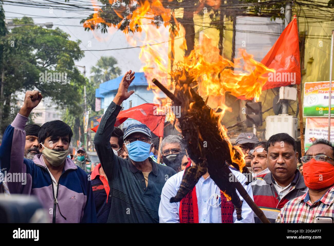 Kolkata, India. 8 dicembre 2020. I sostenitori del partito comunista bruciano un effigie del primo ministro Narendra modi durante la manifestazione. Lo sciopero All India chiamato dai sindacati dei contadini contro le nuove leggi sull'agricoltura è sostenuto dai partiti di opposizione. Credit: SOPA Images Limited/Alamy Live News Foto Stock