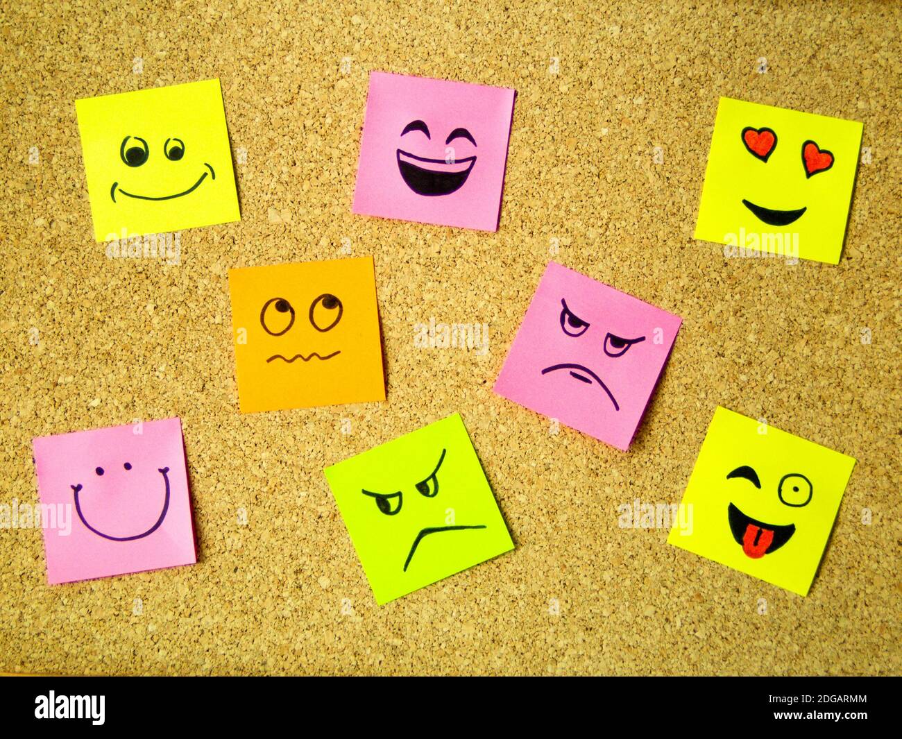 bordo di sughero con il palo colorato relativo che rappresenta le varie emoticon con concetto di comunicazione di varie emozioni Foto Stock