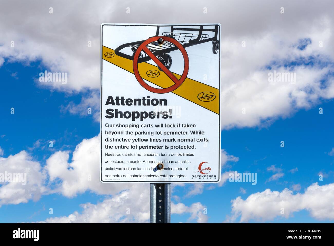 Brea, CA / USA – 27 novembre 2020: Un cartello di avvertimento a Brea, California, che informa gli acquirenti che le ruote dei carrelli si bloccheranno se passano un giallo Foto Stock