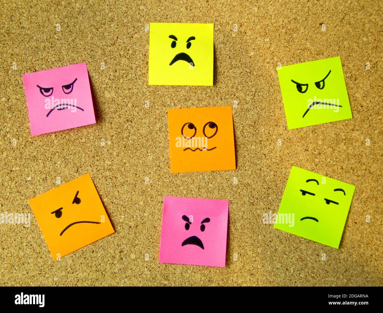 bordo di sughero con il palo colorato relativo che rappresenta le varie emoticon con concetto di comunicazione di varie emozioni Foto Stock